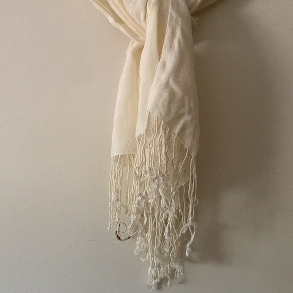Pashmina-Style shall. Lakhay’s Collection. 100% Viscose. Made in India. - Picture 2 of 4